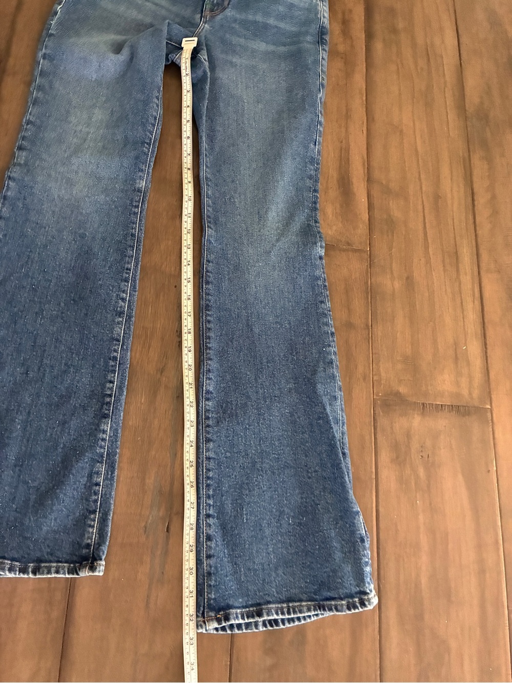 Good American Good Classic High Rise Flare Jeans in Blue Medium Wash - Size 8 - Picture 10 of 15